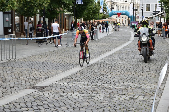 詹姆斯太冤！湖人打五小，老詹多次协防漏人，干的多，错的多！.